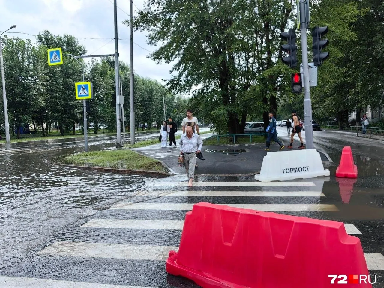 После ливня в Тюмени подтоплены несколько улиц: частично закрыты для движения участки на 30 лет Победы и Прокопия Артамонова.