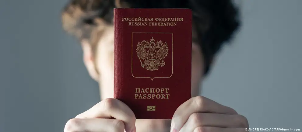 Евросоюз отказался от первоначального широкого запрета и предлагает ограничить ограничения краткосрочными визами лишь для тех, кто непосредственно участвовал в боевых действиях в Украине. При этом расширены исключения, а внутри ЕС сохраняются разногласия между странами.