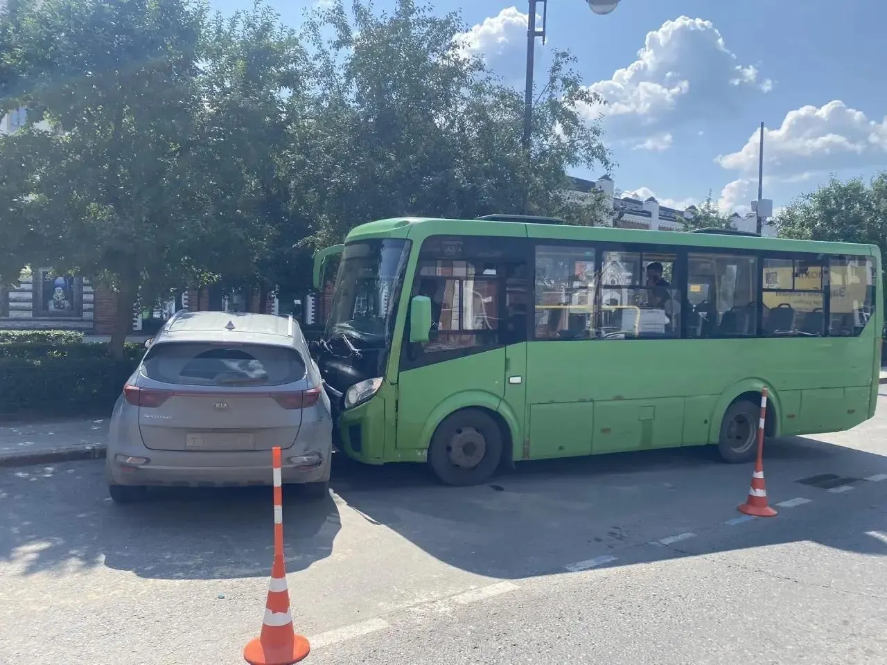 На улице Первомайской 37-й автобус въехал в припаркованный автомобиль. У 41‑летнего водителя выявлены признаки опьянения, он пытался подделать тест в наркодиспансере.
