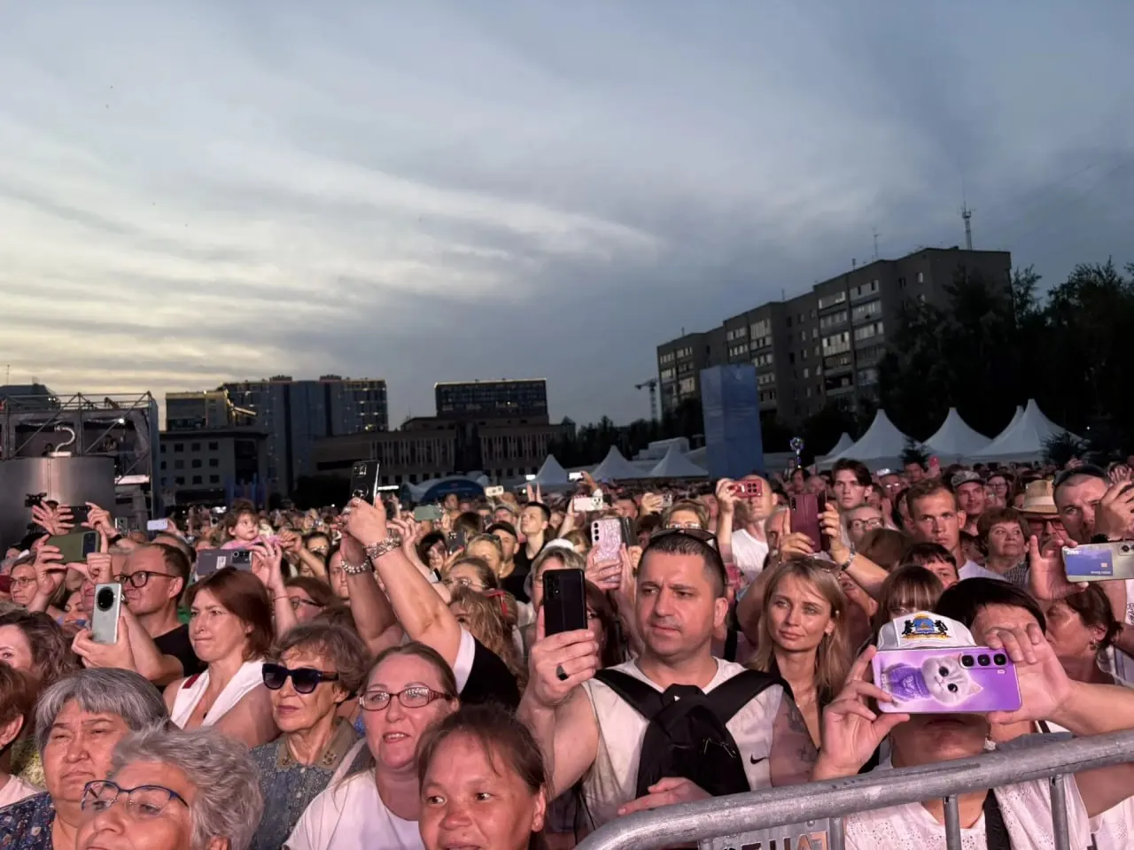 Тысячи тюменцев и гостей города собрались на площади 400‑летия, чтобы послушать концерт хора Турецкого и ансамбля «Сопрано». Публика всех возрастов подпевала артистам — на площади царила жизнерадостная атмосфера праздника.