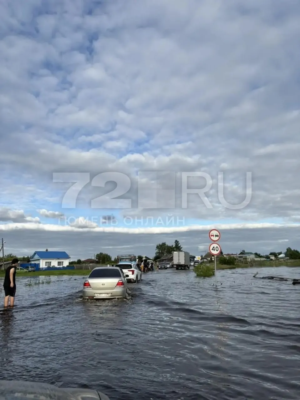 Из‑за подъёма воды в селе Зайково (Ирбитский округ) затопило дорогу: автомобилисты, объезжавшие закрытый участок трассы Екатеринбург — Тюмень через Ирбит, попали в затор.