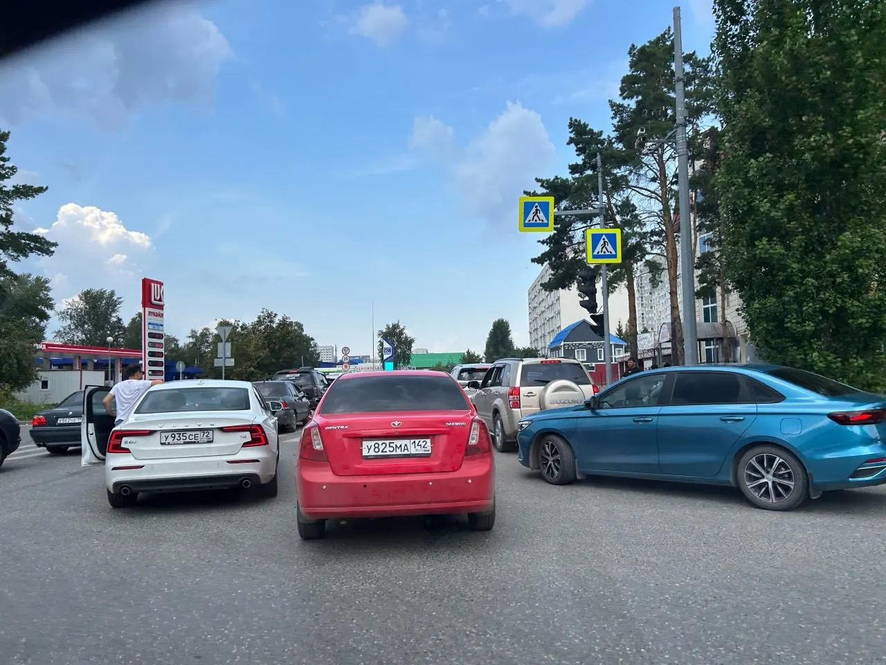 Более 50 автомобилей заняли правую полосу возле АЗС: тюменцы сообщают, что ждать бензина приходится около часа.