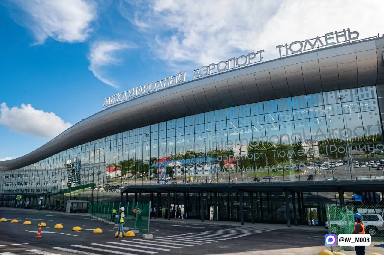 Новый терминал тюменского аэропорта Рощино расширит пропускную способность с 600 до 1960 пассажиров в час. Появится центральный вход с девятью линиями досмотра и 39 стоек регистрации, включая отдельную стойку для негабаритного багажа.