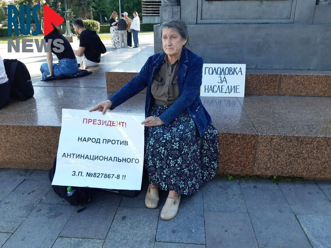 Председатель новосибирского отделения ВООПИК Наталья Шамина устроила голодовку у памятника Кириллу и Мефодию в Москве в знак протеста против законопроекта о передаче регионам права исключать объекты из реестра наследия; около часа спустя её задержала полиция и доставила в отделение.