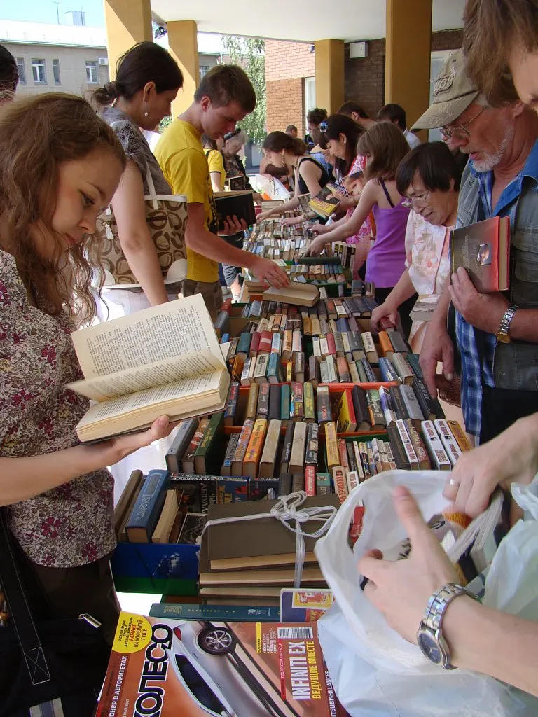 Книжный обменник состоится 4 июля с 12:00 до 15:00. За 100 ₽ можно обменять книгу, а все собранные средства направят на благотворительность.