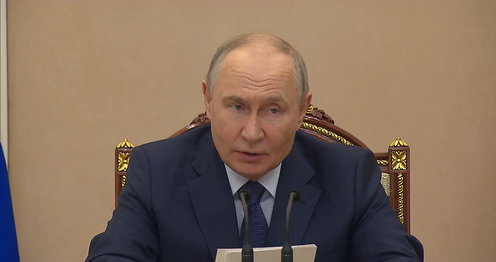 Во время совещания обсуждали рост ВВП, исполнение федерального бюджета и динамику нефтегазовых доходов; президент поручил дополнительную поддержку региональных бюджетов.
