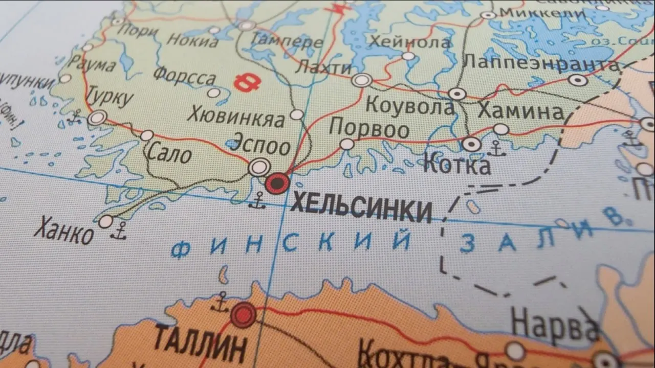 С 1 июля таможенные пошлины на железнодорожные перевозки в Финляндию выросли в восемь раз. Несмотря на временный коэффициент 0,25 для перевозок никелевой руды и сжиженного аммиака до конца октября, эксперты предупреждают, что импорт удобрений, ранее покрывавший 10–15% финского рынка, может остановиться в ближайшие недели.