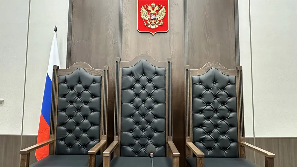 Правительственная комиссия одобрила инициативу Верховного суда: квалификационные требования будут смягчены для секретарей заседаний, консультантов и ряда специалистов аппаратов судов. Эксперты предупреждают о рисках временного кадрового потока и необходимости одновременно улучшать условия труда.