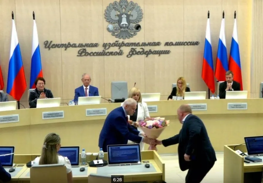 На заседании Центральной избирательной комиссии единогласно подтвердили 260 кандидатов по списку «Справедливой России», приняли в комиссию представителя ЛДПР с совещательным голосом и утвердили 43 финансовых уполномоченных «Яблока» в регионах.