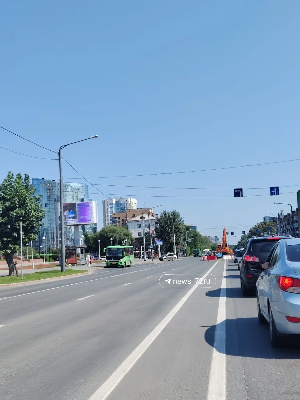 На перекрёстке улиц образовался провал в дорожном покрытии: несколько дней одна полоса была перекрыта, сейчас на месте ведутся ремонтные работы.