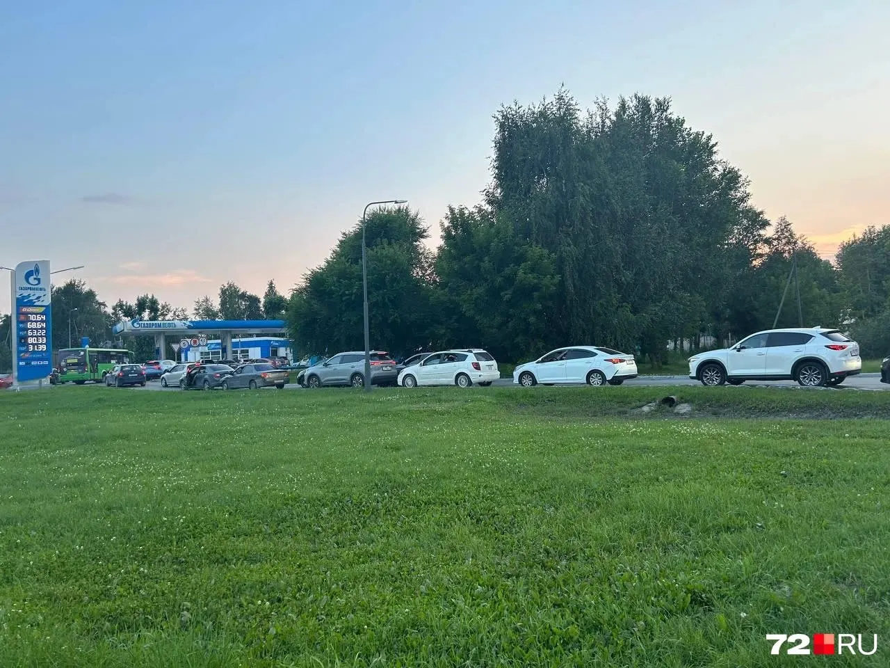 В микрорайоне Парфеново у одной из автозаправочных станций выстроились очереди: по сведениям очевидцев, в каждой линии — около 30 машин, из-за чего затруднено движение.