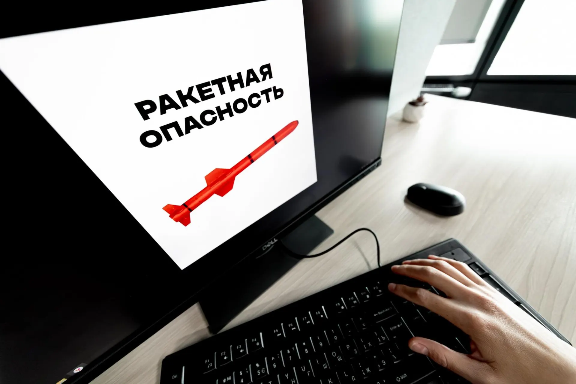 В Воронежской области и ряде других регионов России объявили ракетную опасность и прозвучали сигналы воздушной тревоги. Жителям рекомендовано следовать указаниям экстренных служб и соблюдать меры безопасности.