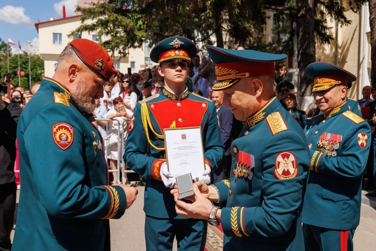 Начальнику Саратовского военного института Александру Белоглазову присвоено воинское звание генерал‑лейтенанта. Погоны и удостоверение вручил заместитель директора Росгвардии, генерал‑полковник Анатолий Маликов.