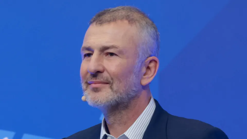 Миллиардер Андрей Мельниченко договорился о мировом соглашении и перечислил 32 млрд рублей в пользу центра «Сириус», после чего Генпрокуратура отозвала иск о национализации СИБЭКО.