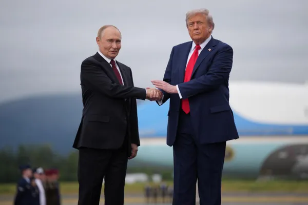 По сведениям источников, Дональд Трамп планирует личную встречу с Владимиром Зеленским на саммите НАТО 7–8 июля в Анкаре, а после — телефонный разговор с президентом России. Стороны обсуждают возможности прекращения боевых действий.