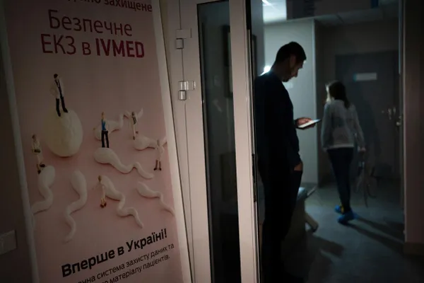Депутаты приняли поправки в закон «О ветеранах»: вспомогательные репродуктивные технологии, включая ЭКО, станут бесплатно доступны для жен участников боевых действий и женщин‑ветеранов с инвалидностью; суррогат и отдельные услуги оплачиваются самостоятельно.