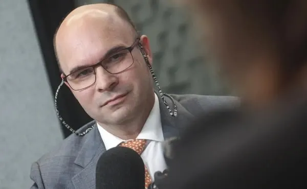 Заместитель председателя Центрального банка Алексей Заботкин в часовой прямой линии разъяснил позицию регулятора по курсу рубля, роли экспортных факторов, политике по вкладам и возможном влиянии шоков предложения на инфляцию.