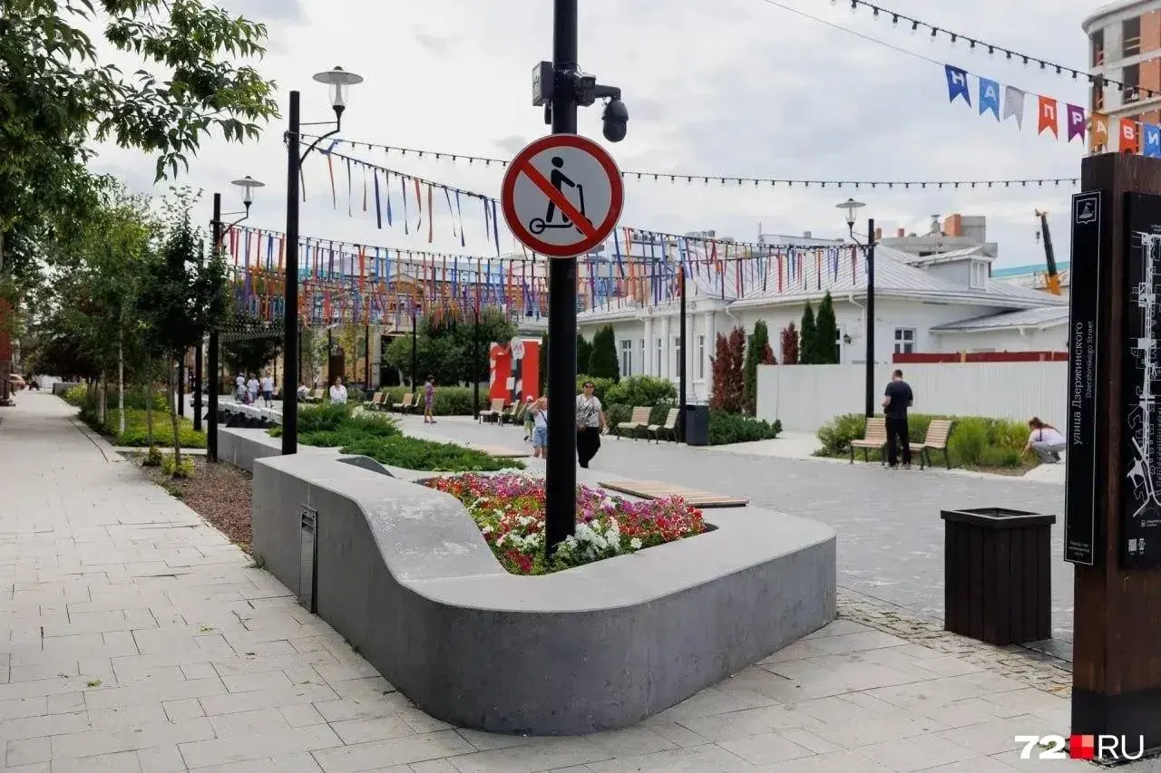 В нескольких пешеходных зонах Тюмени установили новые дорожные знаки, ограничивающие движение электросамокатов. Ранее в этих местах действовали только запреты для велосипедов; за нарушение правил предусмотрен штраф.