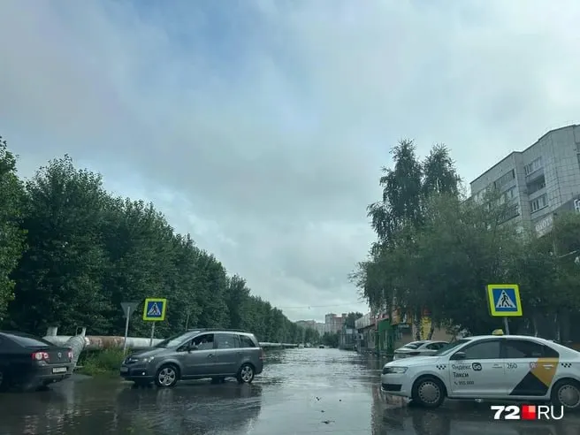Сильный дождь и гроза привели к подтоплениям в отдельных районах Тюмени. Сведения о пострадавших и ущербе уточняются.