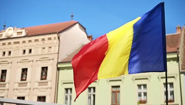 Румыния объявила одного из сотрудников российского посольства персоной нон грата и потребовала его выезда после того, как румынские силы сбили три беспилотника. Дипломату предъявили обломки одного из уничтоженных дронов; посол Румынии в Москве отозван для консультаций.