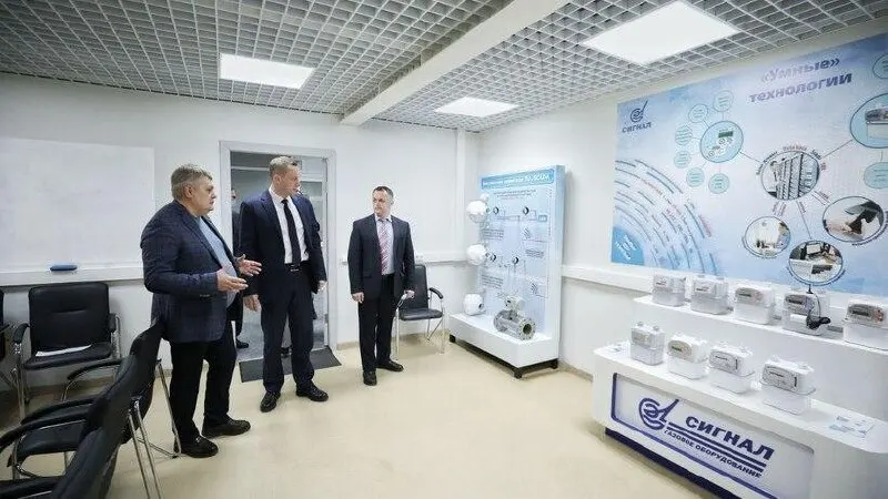 Совет ЕС включил энгельсское предприятие «Сигнал» в 21-й пакет ограничений: в него вошли 48 физических лиц и 170 организаций. Завод обвиняют в производстве комплектующих для авиации и поддержке ВС в зоне СВО.