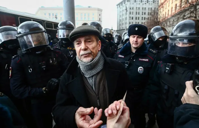 В Хорошевском суде Москвы началось заочное рассмотрение дела против 84‑летнего правозащитника: обвиняют в создании «нежелательной» организации и нарушении обязанностей «иностранного агента». Прокурор просит 6,5 года колонии и запрет администрировать сайты на 10 лет.