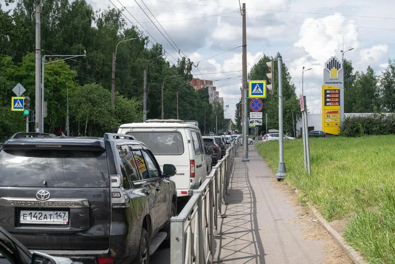 Проверка нескольких петербургских заправок показала, что в городе по-прежнему поставляют бензин Евро‑5. Власти в июле временно разрешили оборот топлива стандарта Евро‑3 на фоне ограничений после атак на НПЗ.