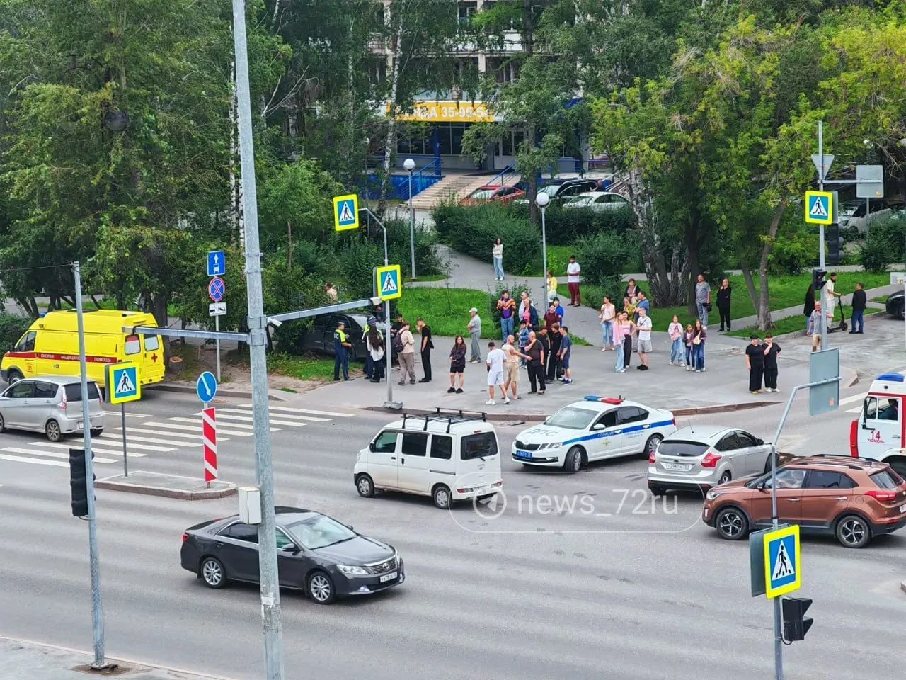 Вечером на перекрестке возле дома по улице Республики, 156 столкнулись два автомобиля, одна машина наехала на пешехода; пострадавшего доставили в ОКБ №2, его состояние — удовлетворительное.