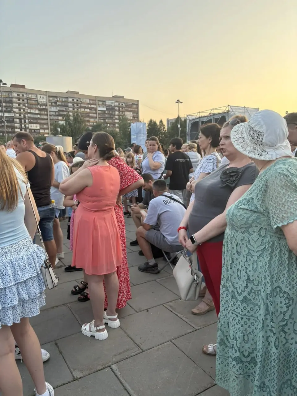 Тюменцы и гости города собрались на бесплатный концерт на площади 400‑летия: людей становится всё больше, многие пришли с раскладными стульями.