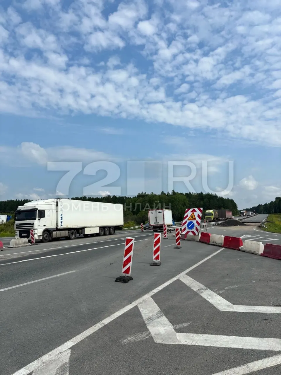 Сильные дожди и паводки в Свердловской области привели к обрушению участка на трассе Тюмень — Екатеринбург. Место огорожено, работ на восстановлении пока не заметно — ожидается масштабный ремонт.