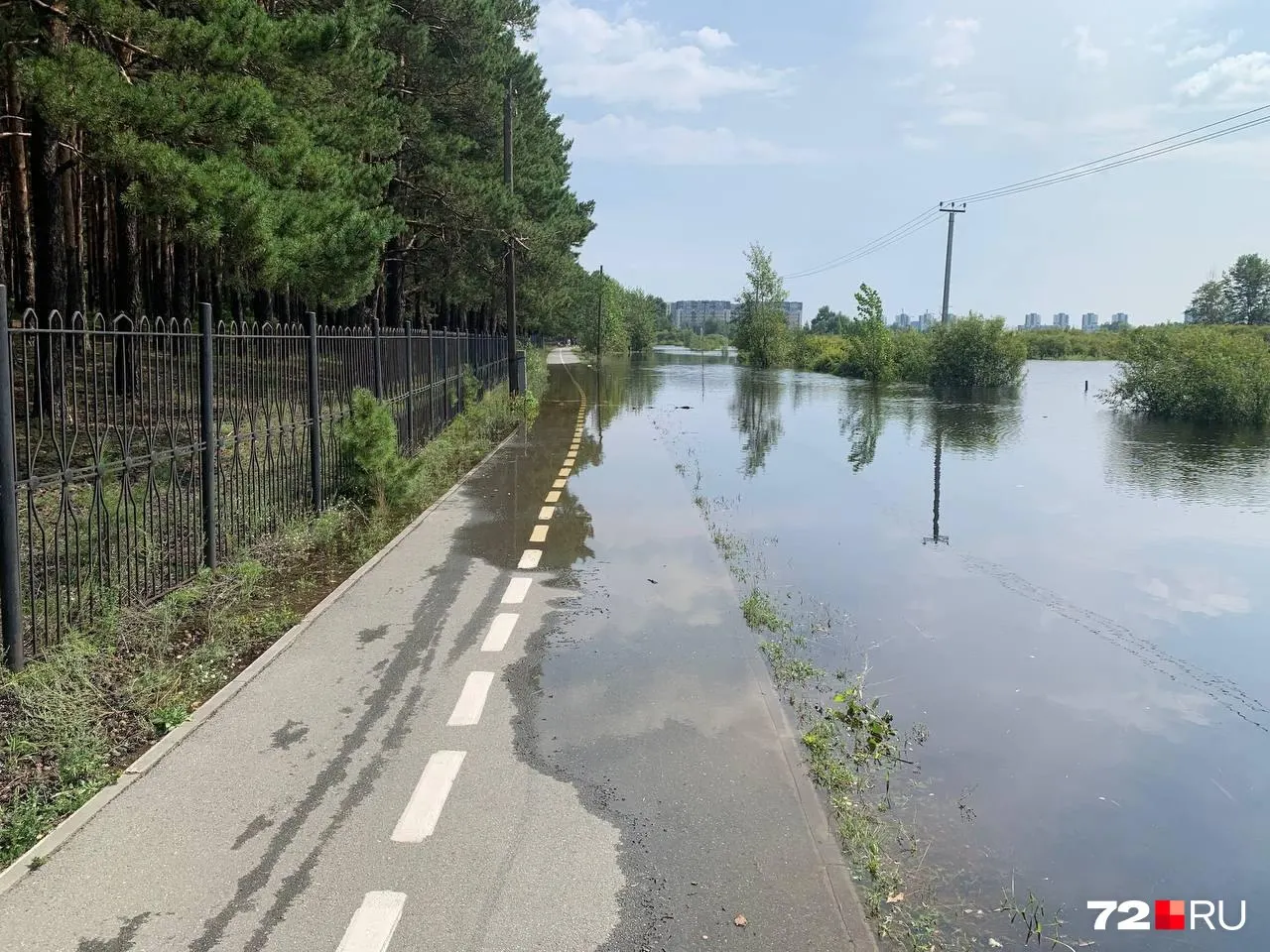 В Тюмени в Гагаринском парке наблюдается подтопление: вода добралась до велодорожек и прогулочных зон. Публикуем фото с места.