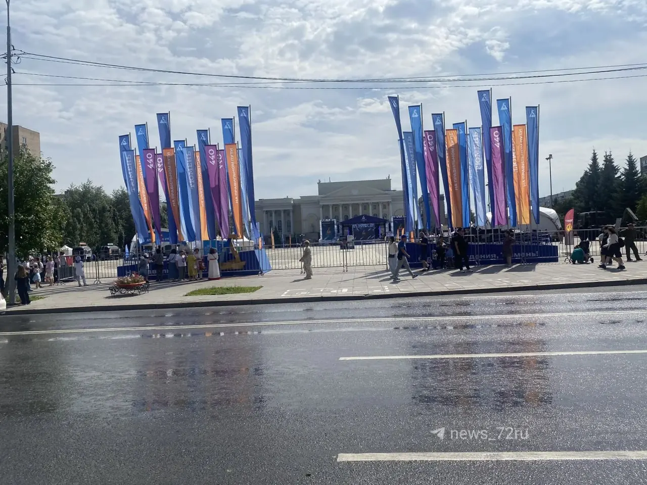 Перед началом концерта группы «Песняры» публику вывели за ограждение; причин эвакуации не уточняют, официальной информации об отмене нет.