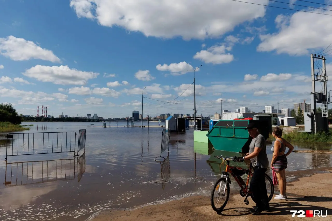 С 15 июля на бесплатном пляже на озере Круглом ввели запрет на купание из‑за подъёма воды. Несмотря на это, люди приходят загорать; спасатели не допускают их в воду. Когда пляж вновь откроют — неизвестно.