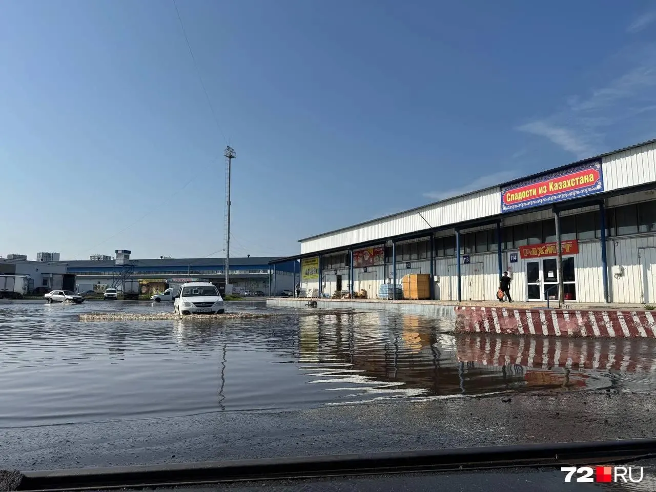 На Барабинской улице в Тюмени вода вышла на торговые площадки — причина подтопления пока неизвестна. Люди продолжают торговать, а машины проезжают по участкам с водой, уровень пока невысок.
