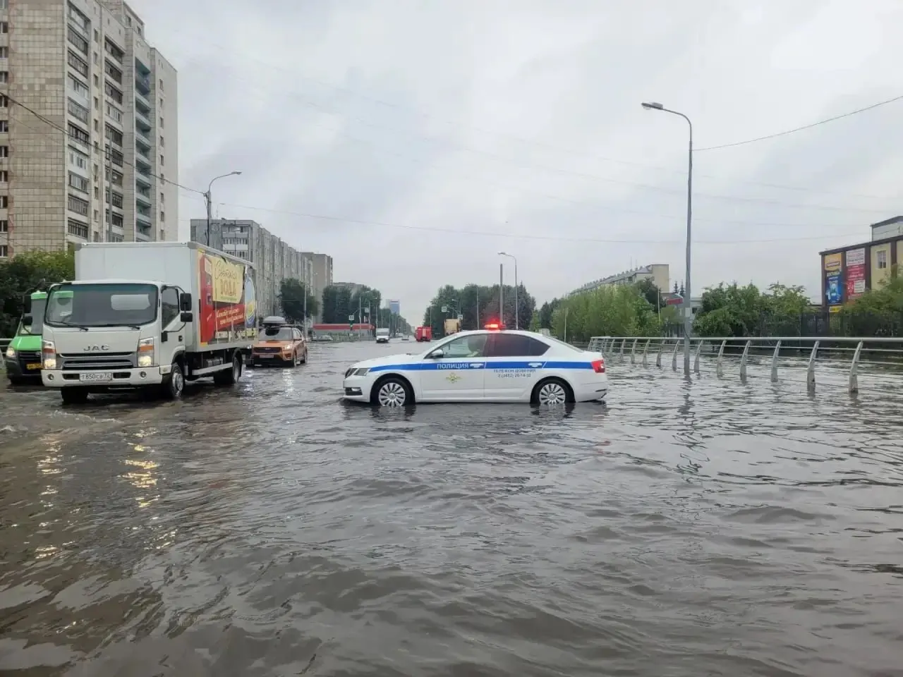 Движение временно закрыто на участке от улицы Пермякова до Олимпийской. Рекомендуют объезд по Пермякова — Широтная — Олимпийская. На месте дежурит наряд ДПС.