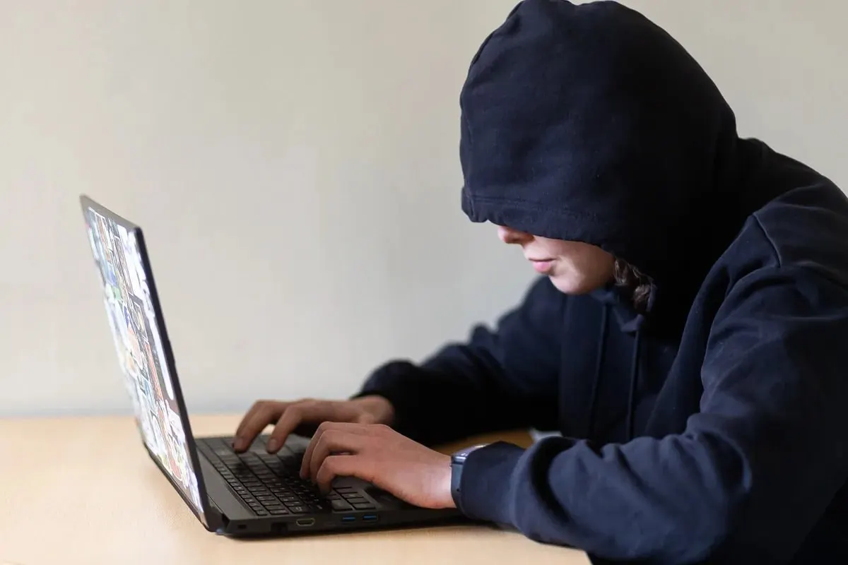 Инициативу направили в правительство на оценку: охранные ордера через суд смогут запретить преследователям приближаться к жертвам, посещать их привычные места и выходить с ними на связь. Закон может вступить в силу 1 января 2027 года.
