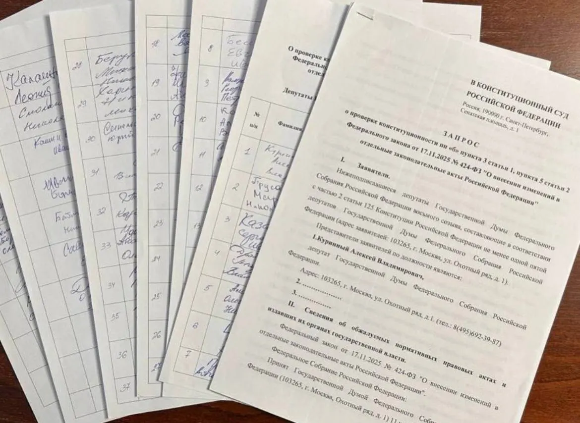 Депутат из Ульяновской области Алексей Куринный собрал 73 подписи для запроса в Конституционный суд о неконституционности закона об отработке для студентов-медиков — до необходимых 90 подписей не хватает. Ряд фракций отказались поддержать инициативу.