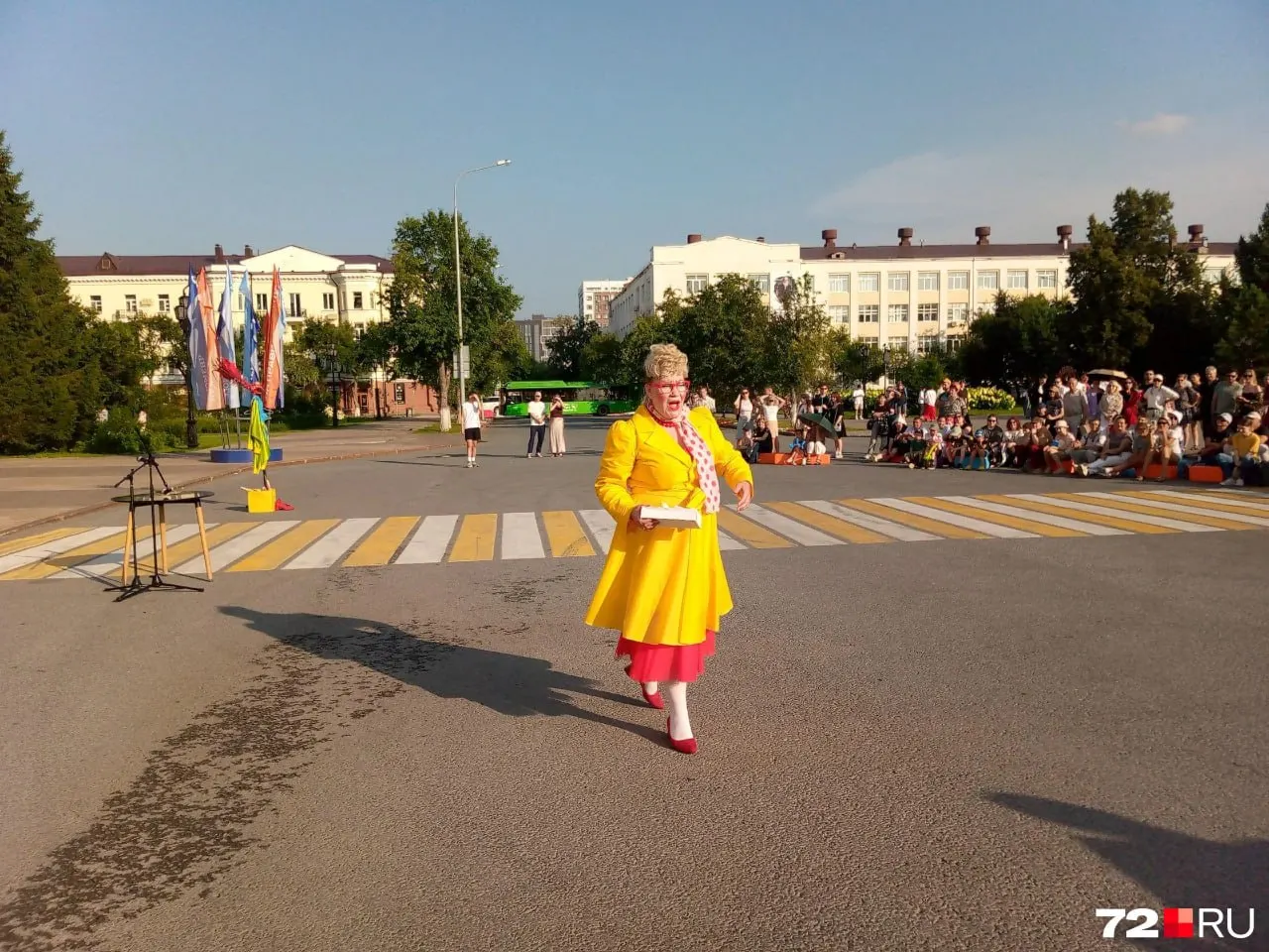 Возле здания правительства Тюменской области показывают уличные спектакли и проводят мастер‑классы: выступили две московские труппы, а также прошёл мастер‑класс по вальсу от чемпиона мира в составе «Формэйшн Вера».