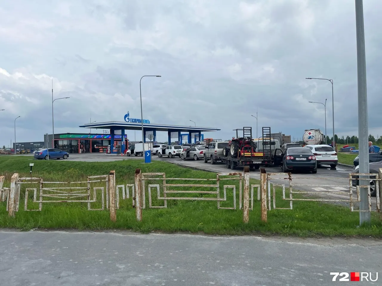 У развязки Тобольского тракта в районе Антипино соседствуют длинные очереди на бензиновых колонках и практически пустая метановая заправка: кубометр метана сейчас стоит 26,40 руб.