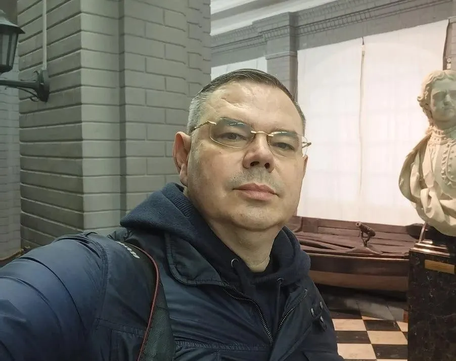 Первое закрытое заседание по делу Сергея Суразакова прошло 20 июля. Подсудимый содержится в СИЗО более года и отрицает вину; следующее слушание назначено на 8 сентября.
