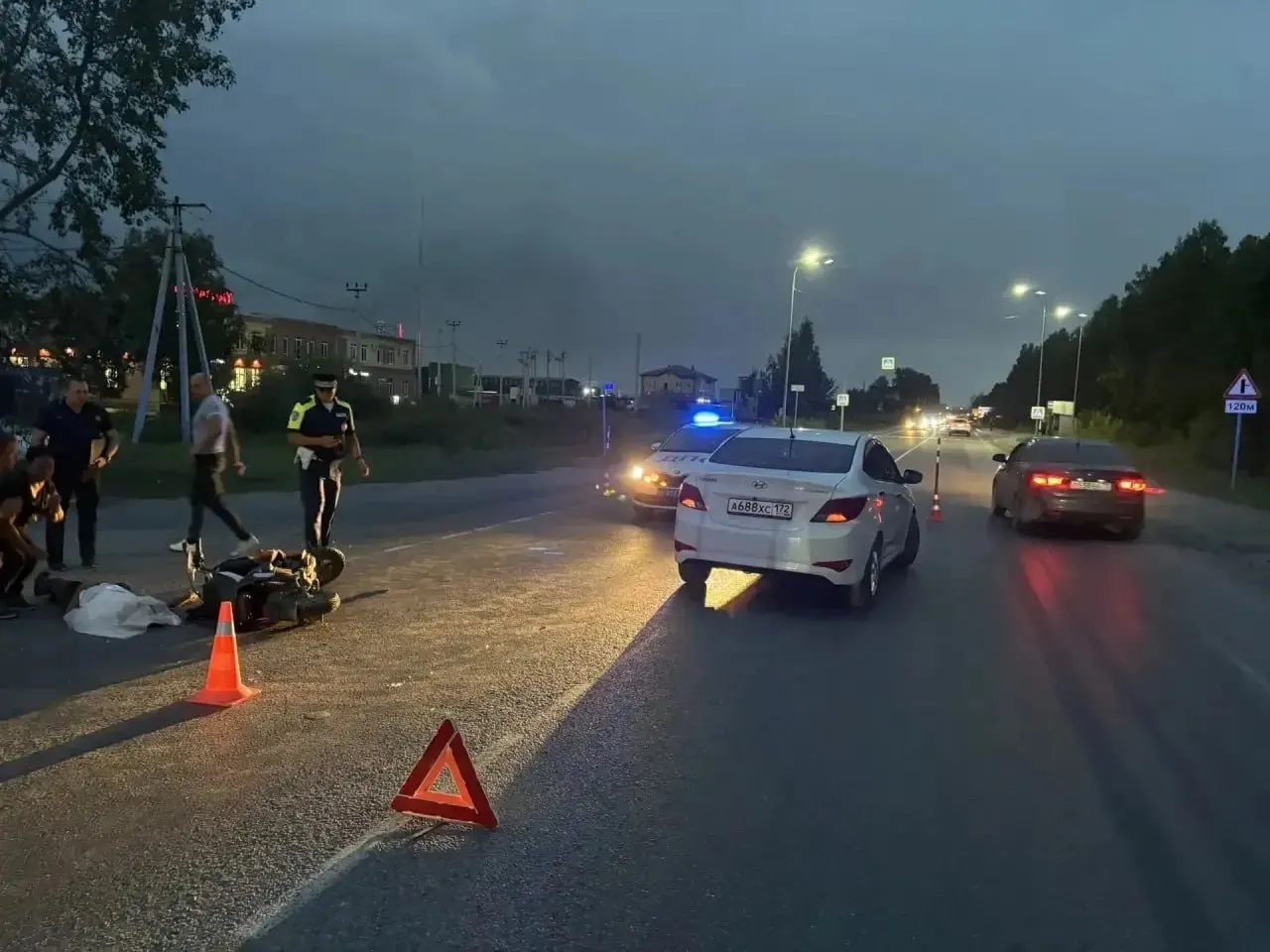 Вечером на 7-м километре Велижанского тракта автомобиль, выезжавший с прилегающей территории, столкнулся с электробайком. В результате столкновения 53‑летний водитель электробайка погиб.