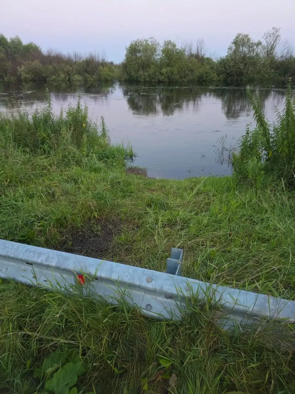 Участок автодороги от села Успенка до деревни Чаплык закрыт для проезда из‑за выхода реки Пышма на проезжую часть; запрет снимут после окончания половодья.