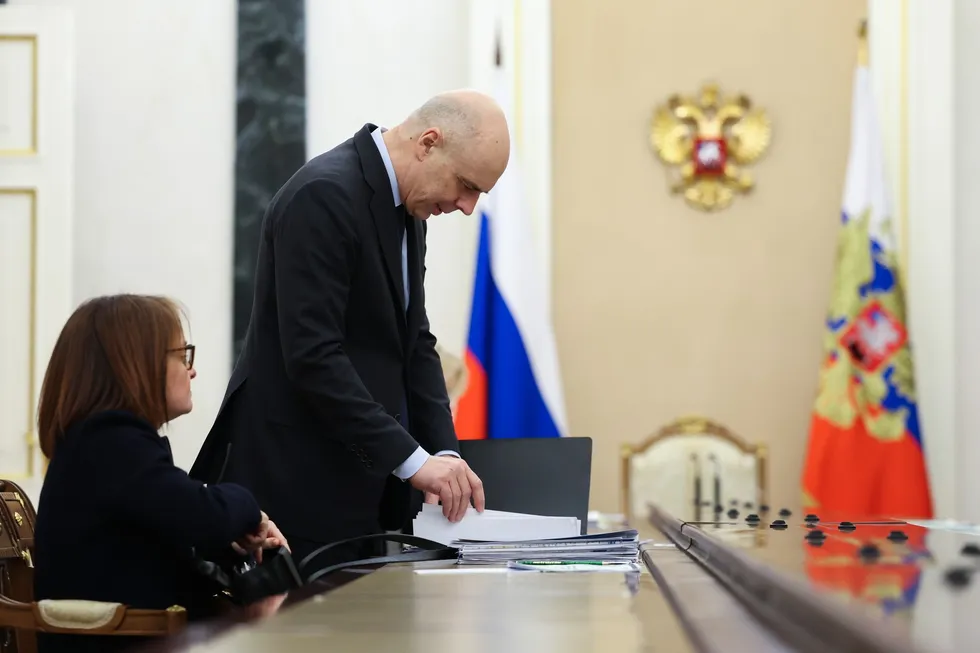 Госдума оперативно дала Минфину возможность наращивать расходы и занимать сверх законных лимитов. Экономисты предупреждают: это подрывает прозрачность бюджета, повышает риск инфляции и делает деньги дороже для бизнеса.