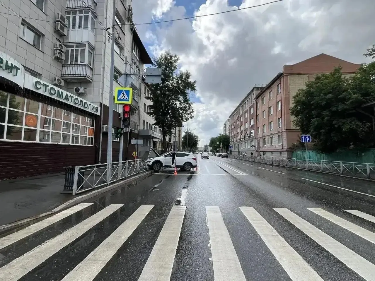 На улице Челюскинцев, 29 автомобиль врезался в металлическое ограждение. Деталь машины попала в 20‑летнюю девушку на тротуаре, она получила травму. Водитель скрылся, сейчас его разыскивают.