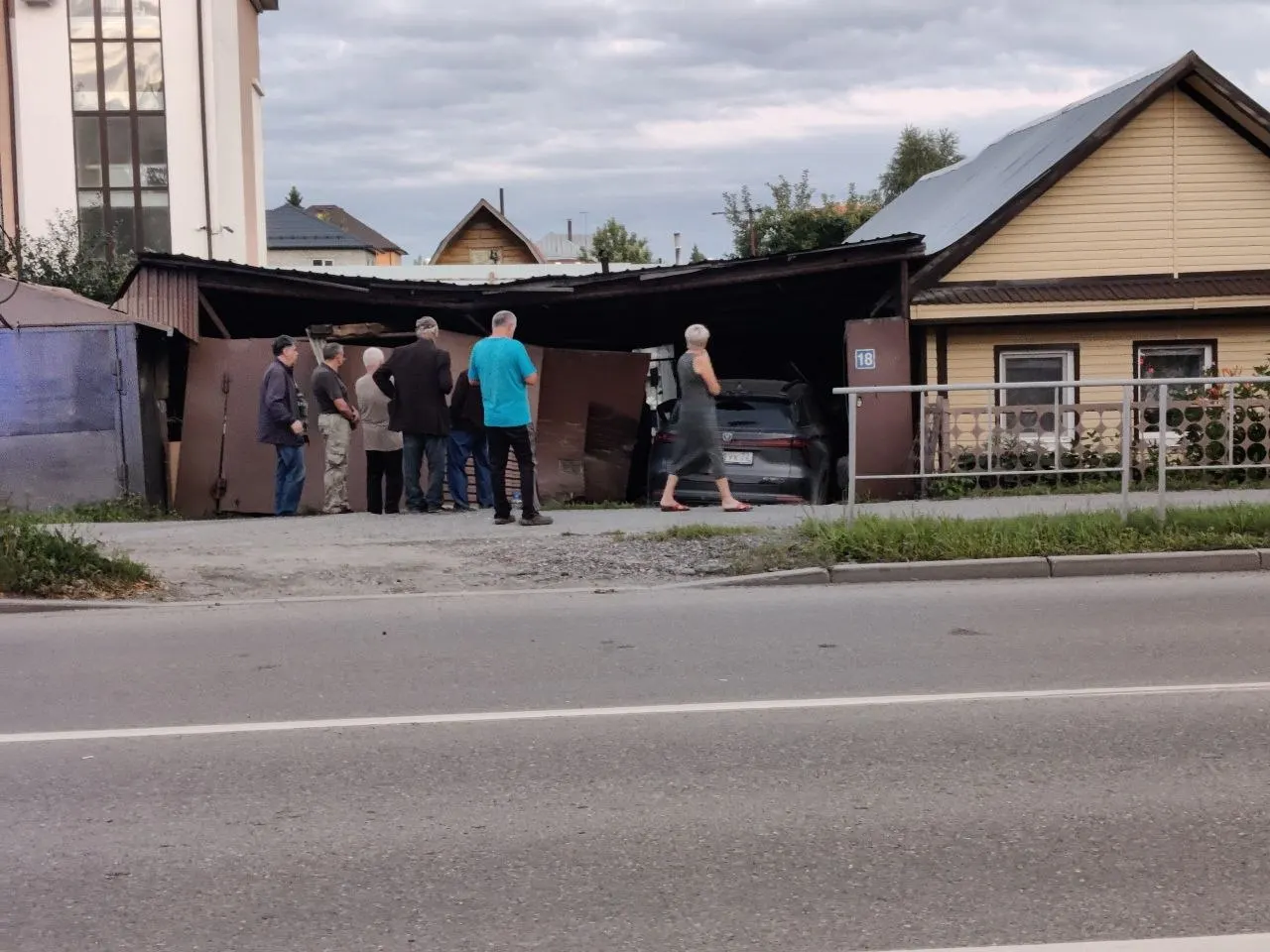 На улице Молодёжной вечером машина сбила дорожный знак и прорвалась во двор одного из домов. По словам очевидцев, водитель жив, серьёзных травм нет.