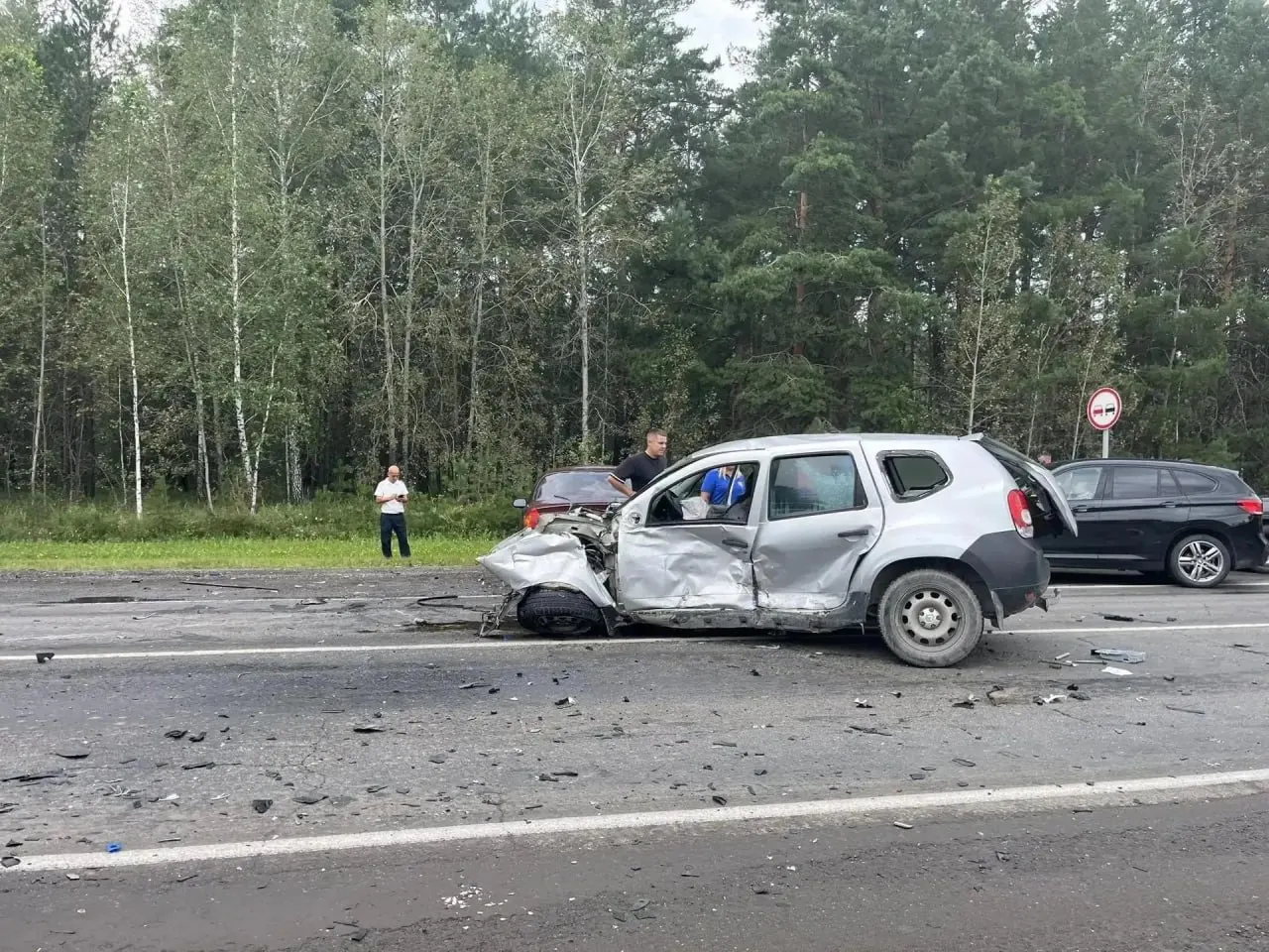 На 169-м километре трассы Курган — Тюмень столкнулись большегруз Volvo, KIA Spectra и Renault Duster. По предварительным данным, 91‑летний водитель «Рено» не убедился в безопасности при повороте — он и 83‑летний пассажир погибли.