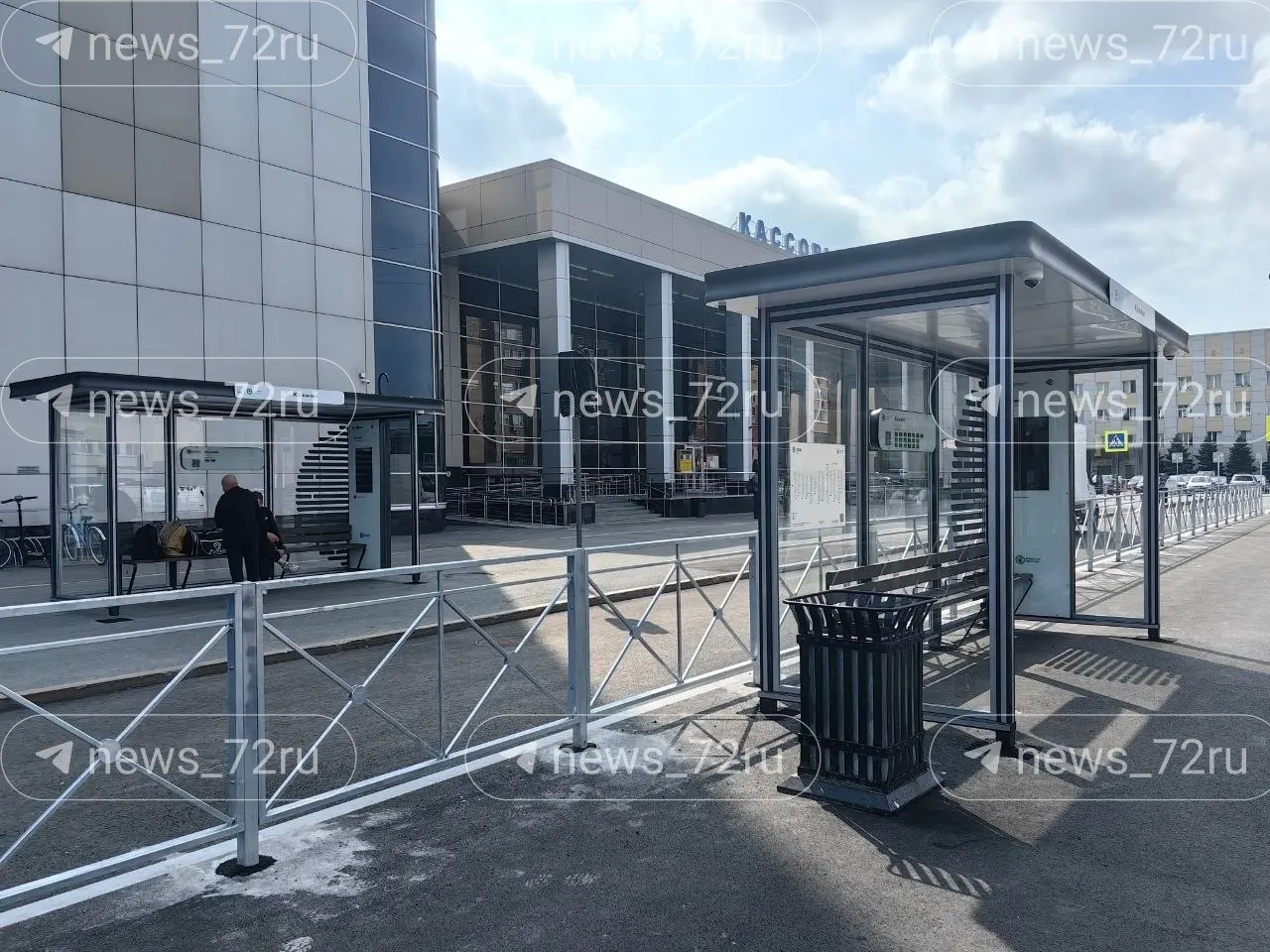 Проезды и остановки обустроили, но въезд временно перекрыт бетонными блоками. Новую парковку сделали на месте прежней остановки — её планируют сделать платной, сроки запуска пока неясны.
