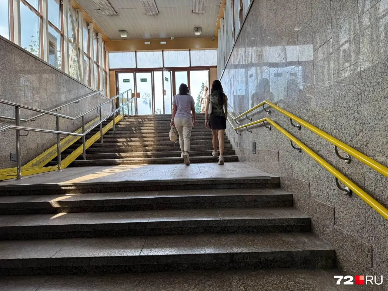 Корреспондент прошёлся по центру: на главной улице оживлённо, подземный переход почти пуст — ситуация спокойная.