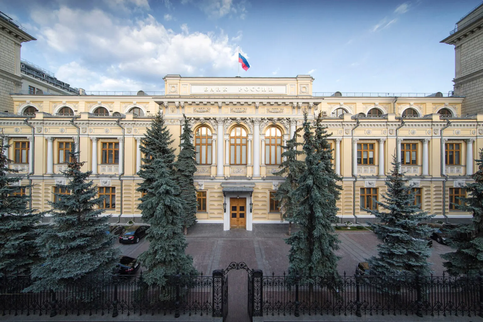 Центробанк снизил оценку прироста экономики на 2026 год до 0–1% и повысил прогноз инфляции до 6–7%. Регулятор связывает пересмотр с ухудшением внешних условий, топливным кризисом и давлением на бюджет.