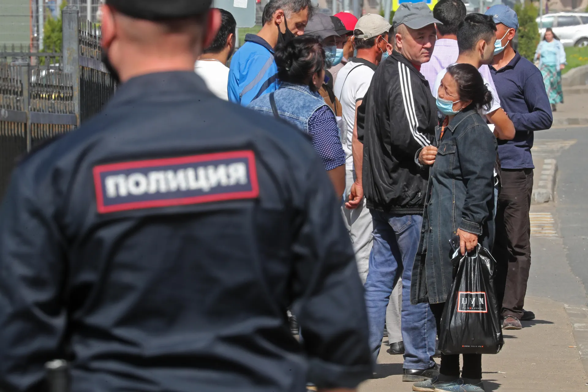 В поправках ко второму чтению законопроекта о выдворении иностранцев предлагают включить дискриминацию и неповиновение законному требованию пограничника в перечень правонарушений, влекущих обязательную депортацию.